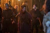Halvdan, der Wikinger – Frida (Ellen Jelinek) beendet den Kampf der Wikinger-Männer.