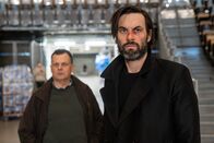Laim und das Hasenherz – Lukas Laim (Max Simonischek, r.) und Anton Simhandl (Gerhard Wittmann, l.) rätseln über die Identität der gefundenen Leiche.