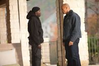 Snitch - ein riskanter Deal – Ist John (Dwayne Johnson, r.) wirklich klar, dass Drogendealer Malik (Kenneth Michael Williams, l.) eine große Nummer in der Szene ist?; Ist John (Dwayne Johnson, r.) wirklich klar, dass Drogendealer Malik (Kenneth Michael Williams, l.) eine große Nummer in der Szene ist?
