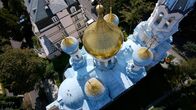 Kur Royal – Die russisch-orthodoxe Kirche St. Peter und Paul mit ihren vergoldeten Türmen liegt inmitten eines Viertels mit Jugendstilvillen.