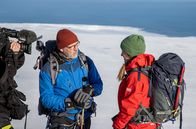 Biwak – Thorsten Kutschke im Gespräch mit Bergführerin Vedis Olafsdottir. (Foto ist für alle fünf Teile verwendbar)