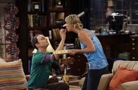 The Big Bang Theory – Sex oder Pralinen: Sheldon (Jim Parsons, l.) und Penny (Kaley Cuoco, r.) ...