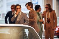 Goldjungs – Mick Sommer (Tim Oliver Schultz, Mitte) ist so etwas wie der Rockstar der Herstatt-Bank: das hell leuchtende Zentrum der "Goldjungs", der Garant für große Gewinne durch den Devisenhandel.