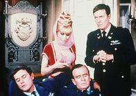 Bezaubernde Jeannie – (v.li.) Larry Hagman (Anthony "Tony" Nelson), Barbara Eden (Jeannie), Hayden Rorke (Dr. Alfred Bellows), Bill Daily (Roger Healey).