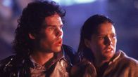 Der Blob – Die beiden Teenager Brian Flagg (Kevin Dillon) und Meg Penny (Shawnee Smith) werden Zeuge einer schrecklichen Kreatur, die nicht nur ihr Leben, sondern die gesamte Stadt bedroht.