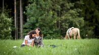 Sturm der Liebe – Carolin (Katrin Anne Heß, r.) und Vanessa (Jeannine Gaspár, l.) bleiben bei ihrem romantischen Date nicht lange ungestört.