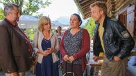 Die Rosenheim-Cops – Marianne Grasegger (Ursula Maria Burkhart, 2.v.r.) hat sich als ihre eigene Schwester ausgegeben und sorgt nun bei den Ermittlungen von Stadler (Dieter Fischer, l.), Danner (Katharina Abt, 2.v.l.) und Mohr (Max Müller, r.) für Verwirrung.