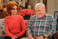 Man with a Plan – Beverly (Swoosie Kurtz, l.); Joe (Stacy Keach, r.)