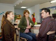 In aller Freundschaft – MDR Fernsehen IN ALLER FREUNDSCHAFT FOLGE 259, "Neue Wege" Uhr. Arzu Ritter (Arzu Bazman, li.) überrascht Philipp Brentano (Thomas Koch) und Nina Bolte (Ann-Cathrin Sudhoff,re.).