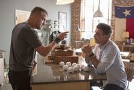 MacGyver – Um herauszufinden, welche Masche Elwoods (William Baldwin, r.) neueste ist, entführt Jack (George Eads, l.) ihn kurzerhand, doch damit hilft er ihm ungewollt ...