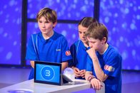 1, 2 oder 3 – Die Kandidaten aus München (Deutschland) warten auf die nächste Quizfrage.