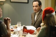 Monk – Weihnachten, zusammen mit Obdachlosen zu feiern, bedeutet Überwindung für Adrian Monk (Tony Shalhoub) ...