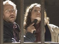 Mankells Wallander – Kommissar Martinsson (Douglas Johansson) droht dem Killer damit, seine vermeintliche Tochter (Suzanna Dilber) zu töten.