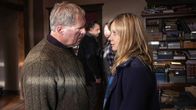 Tödliche Gier – Pfarrer Manfred Bahnert (Harald Krassnitzer, l.) und seine Frau Claudia Bahnert (Ann-Kathrin Kramer, r.) werden vom Gangster Armin Wiesner (Thomas Sarbacher, M.) bedroht.