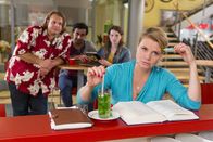 Danni Lowinski – Nachdem Danni (Annette Frier, vorne) nach der Einweihungsparty neben Pit aufgewacht ist, wartet die nächste Überraschung in der Einkaufspassage in Form ihrer Kollegen aus dem Untergeschoss auf sie: Nils (Oliver Fleischer, l.), Orkan (Orhan Müstak, M.) und Hashtag (Anjorka Strechel, r.) ...