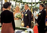 Rote Rosen – ARD ROTE ROSEN FOLGE 1199 Uhr im ERSTEN. Hochzeit: In einer romantischen Zeremonie, geben sich Katja (Saskia Valencia, 3.v.l.) und Philipp (Thorsten Nindel, 2.v.r.) vor den Trauzeugen Merle (Anja Franke, l.) und Gunter (Hermann Toelcke, r.) das Ja-Wort (mit Caroline Kiesewetter, 2.v.l.).