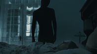 Albtraum-Nächte – A person in black looking at a woman
