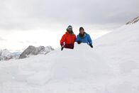 Checker Tobi – Checker Tobi mit Iglu-Bauer Jan Wernet beim Iglu-Dorf auf der Zugspitze.