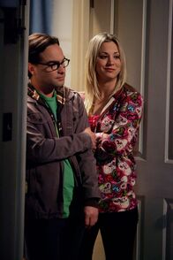 The Big Bang Theory – Leonard (Johnny Galecki, l.) und Penny (Kaley Cuoco, r.) versuchen, ein freundschaftliches Verhältnis aufzubauen, geraten aber gelegentlich aneinander, weil sie sich nicht einig sind, wie sie mit Sheldon umzugehen haben ...