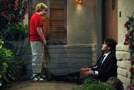 Two and a Half Men – Jake (Angus T. Jones, l.) trifft auf seinen Onkel Charlie (Charlie Sheen, r.) vor der Haustür und bemerkt, dass irgendetwas mit ihm nicht stimmt ...