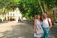 Wunderschön! – Moderatorin Tamina Kallert (r) und ihr Guide Sonia Gonzini auf der Flaniermeile in Aix en Provence.