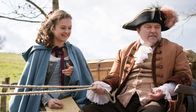 Hans im Glück – Auf seiner Reise begegnet Hans immer wieder der Kaufmannstochter Elisabeth (Michelle Barthel) und ihrem Vater (Gustav Peter Wöhler).