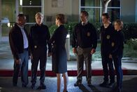 Navy CIS – Nachdem er ein illegales Wettbüro ausgeraubt hat, stirbt der junge Seaman Dokes bei einem Autounfall. Das Team um Vance (Rocky Carroll, l.), mit Gibbs (Mark Harmon, 2.v.l.), Tony (Michael Weatherly, 3.v.r.), McGee (Sean Murray, 2.v.r.) und Bishop (Emily Wickersham, r.) versucht alles, um den Fall zu lösen. Doch SecNav Sarah Porter (Leslie Hope, 3.v.l.) droht Vance mit Entlassung ...