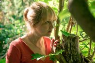 Sommerhäuser – Weil über einen möglichen Verkauf des Anwesens nicht offen gesprochen wird, fängt Eva (Laura Tonke) an, ihre Verwandtschaft zu belauschen.