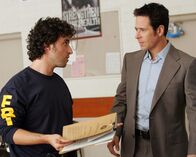 Numb3rs - Die Logik des Verbrechens – Mit Hilfe von seinem Bruder Charlie (David Krumholtz, l.) will Don (Rob Morrow, r.) einen neuen Mordfall aufdecken. Doch wird es ihnen gelingen?; Mit Hilfe von seinem Bruder Charlie (David Krumholtz, l.) will Don (Rob Morrow, r.) einen neuen Mordfall aufdecken. Doch wird es ihnen gelingen?