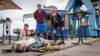Die Pfefferkörner – Sven und Jonny sind erleichtert: Lou (links) hat Frau Lüders das Leben gerettet.