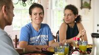 Broad City – Abbi Abrams (Abbi Jacobson, m.), Ilana Wexler (Ilana Glazer, r.)
