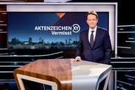 Aktenzeichen XY... Vermisst – Moderator Rudi Cerne im Studio.