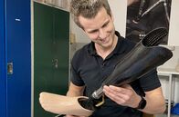 Handwerkskunst! – Peter Ferger mit der fertigen Unterschenkelprothese aus Carbon.