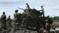 Apokalypse: Der Kalte Krieg – Vietnam - Die Panzer der französischen Armee haben Schwierigkeiten, das schlammige vietnamesische Terrain zu durchqueren. (ECPAD)