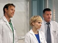 In aller Freundschaft – Prof. Simoni bittet Dr. Kathrin Globisch (Andrea Kathrin Loewig, Mitte), Dr. Roland Heilmann (Thomas Rühmann, rechts) und Dr. Martin Stein (Bernhard Bettermann), ihn zu operieren. Doch die Operation soll nachts und in Minimalbesetzung stattfinden, um die Klinikbelegschaft nicht zu beunruhigen.