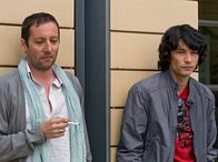 In aller Freundschaft – Alexander (Oliver Broumis, links) weiß, dass Jens (Hyun Wanner) Recht hat. Die beiden werden Alexanders Mutter Helene pflegen.