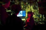 Tatort – Im Monsterkabinett vernehmen Karow (Mark Waschke) und Rubin (Meret Becker) die junge Nele (Lilly Menke), eine Bekannte von Tom Gröning.