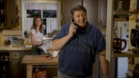 Young Sheldon – Mary Cooper (Zoe Perry, l.); George Cooper sen. (Lance Barber, r.)