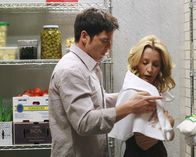 Desperate Housewives – Gerade als Lynette (Felicity Huffman, r.) und Rick (Jason Gedrick, l.) den Arbeitstag mit einem gemütlichen Abendessen zu zweit ausklingen lassen, wird die Pizzeria von zwei Gangstern überfallen. Die Ganoven sperren die beiden in den Kühlraum, wo sie die ganze Nacht verbringen müssen ...