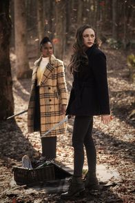 Legacies – Cleo (Omono Okojie, l.); Hope Mikaelson (Danielle Rose Russell, r.)