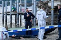 WaPo Bodensee – Jakob Frings (Max König, 3.v.r.) untersucht gemeinsam mit der Spusi (Komars:innen, l. u. r.) den Tatort, an dem die Leiche von Frank Schandau (Luca Torzi, liegend) gefunden wurde.
