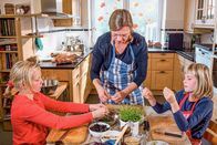 Zu Tisch ... – Johanna (li.), Heidi (Mi.) und Elisabeth Kircher (re.) bereiten die Gänsefüllung aus Äpfeln und Backpflaumen zu.