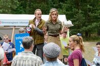 Löwenzahn – Herr Kluthe (Holger Handtke, links) vom Ordnungsamt hat alle Hände voll zu tun. Ein Bär soll in Bärstadt sein Unwesen treiben und eine Bärenkennerin (Judith Richter, rechts) will Herrn Kluthe beim Vertreiben des Bären unterstützen.