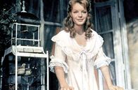 Christine – Christine (Romy Schneider) hält Ausschau nach ihrem geliebten Fritz: Von ihrem Balkon aus kann sie den Leutnant beim morgendlichen Ausritt sehen.