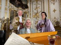 Triff... – Clarissa besucht Wolfgang Amadeus Mozart (Tilman Pörzgen), als er dem Kaiser Joseph II. (Marcus Calvin) vorspielt.