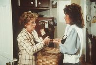 Agentin mit Herz – Amanda (Kate Jackson, r.) versucht zu verhindern, dass Dotty (Beverly Garland, l.) Kontakt zu ihrem neuen Nachbarn aufnimmt ...