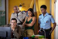 Death in Paradise – DI Parker (Ralf Little, l.), DS Cassell (Josephine Jobert, M.) und Officer Pryce (Tahj Miles, r.) ermitteln in einem verzwickten Fall. Die anfängliche Entführung wird nach dem Fund einer Leiche zu einem blutigen Mordfall. Erste Erkenntnisse machen selbst Commissioner Patterson (Don Warrington, 2.v.l.) neugierig.
