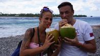 Verrückt nach Meer – Die Geschwister Steffi und Alex trinken bei einem Ausflug am Strand von Rangiroa eine Kokosnuss.