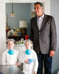 Single Parents – (v.li.): Ella Allan (Amy Fogerty), Mia Allan (Emma Fogerty), Brad Garrett (Douglas Fogerty).