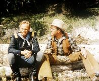 Zwei ritten zusammen – McCabe (James Stewart, re.) raucht Tabak, den sich Leutnant Gary (Richard Widmark, li.) als einfacher Soldat selber nie leisten könnte.